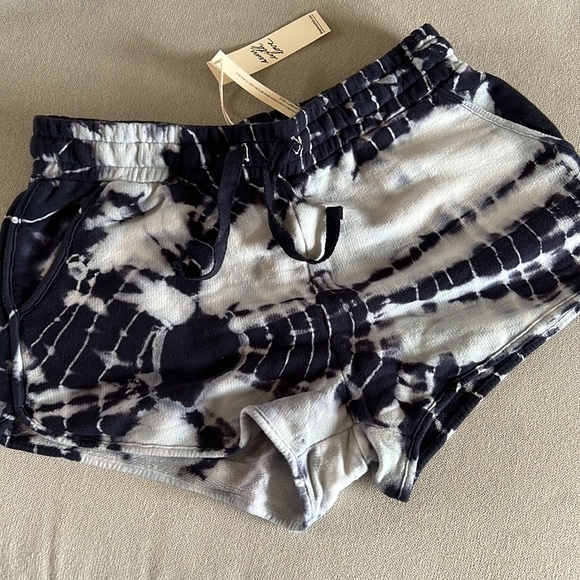 NWT Women’s Bamboo Spiral White/Indigo Tie-Dye French Terry Short Set - Picture 6 of 9
